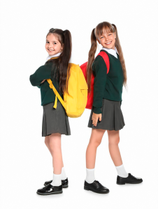 Alumno concentrado en clase gracias a la importancia del uniforme escolar.